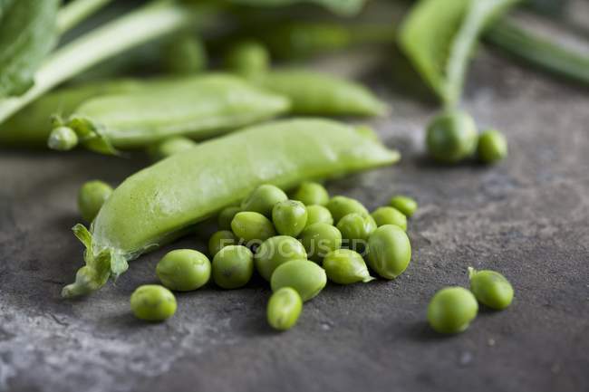 Fresh pea pods and peas — Stock Photo