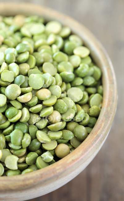 Bowl of fresh peas — Stock Photo
