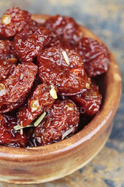 Dried tomatoes in ceramic bowl — Stock Photo