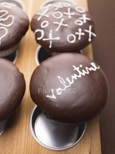 Schokoladen-Cupcakes zum Valentinstag — Stockfoto