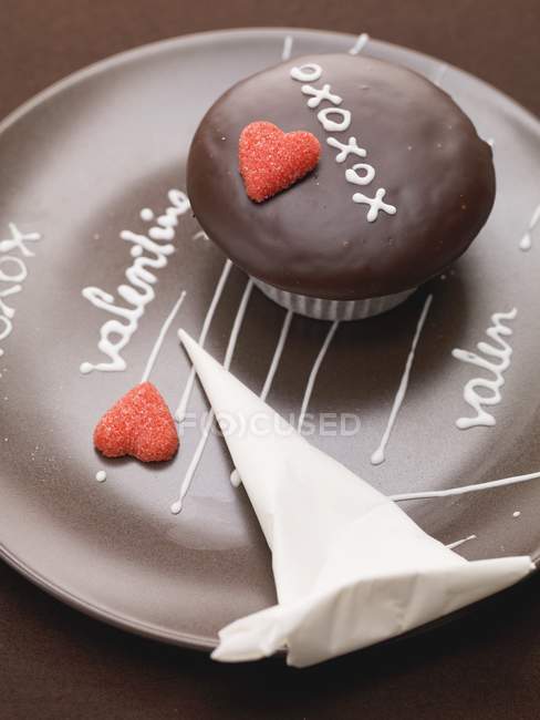 Cupcake au chocolat décoré pour la Saint Valentin — Photo de stock