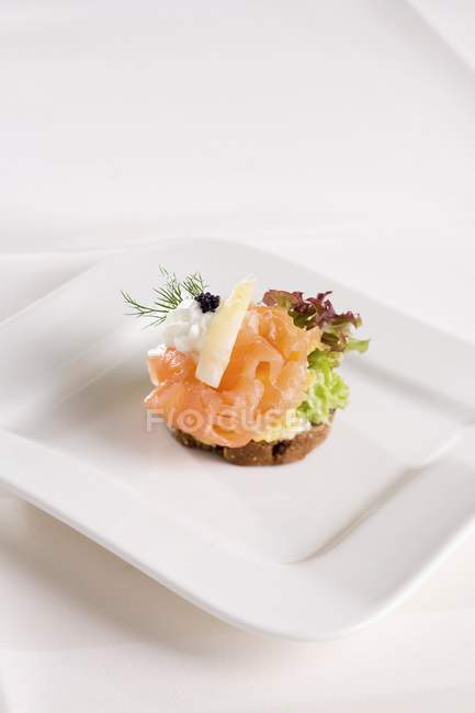Tartina con salmone affumicato — Foto stock
