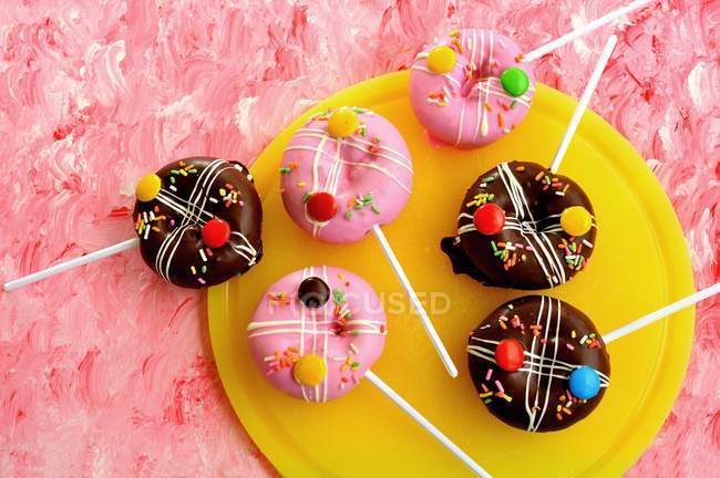 Pop cakes with colored chocolate beans — Stock Photo