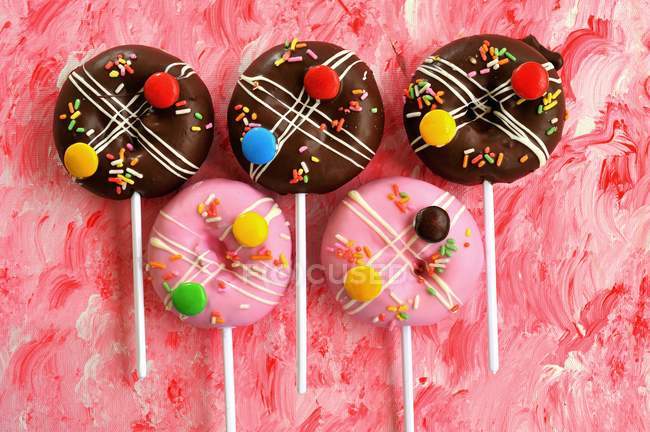 Pop cakes with colored chocolate beans — Stock Photo