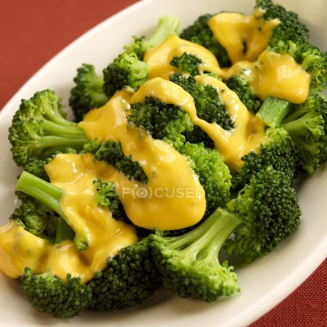 Brócoli al vapor con queso - foto de stock