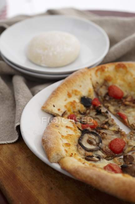 Cogumelo selvagem e pizza de tomate — Fotografia de Stock