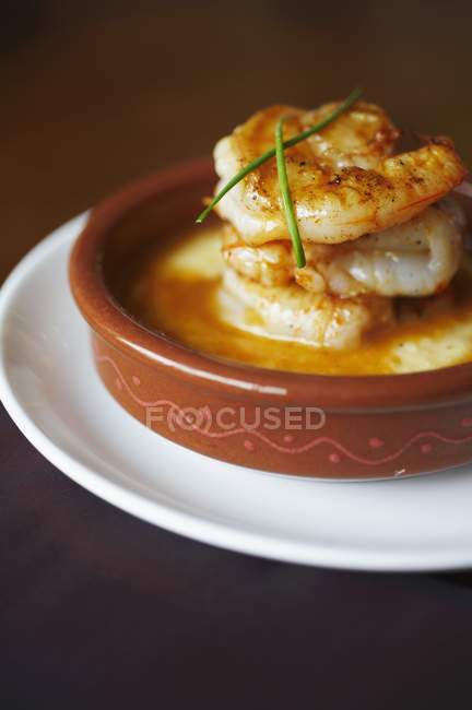 Shrimps and Grits in Brown Dish — Stock Photo