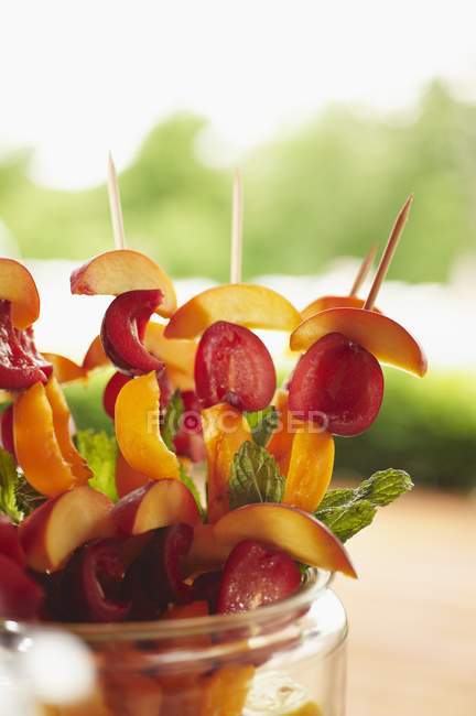 Vista close-up de espetos de frutas em frasco de vidro — Fotografia de Stock
