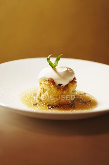 Vista close-up de sobremesa de massa folhada com molho de baunilha laranja na placa branca — Fotografia de Stock