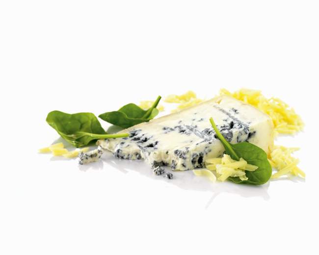 Fromage bleu sur blanc — Photo de stock