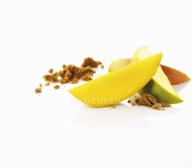 Mango en rodajas y azúcar morena - foto de stock