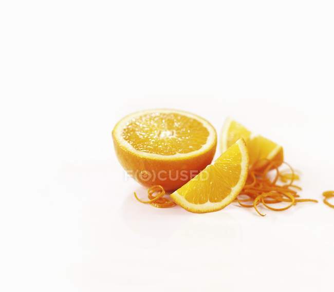 Naranja en rodajas y ralladura - foto de stock