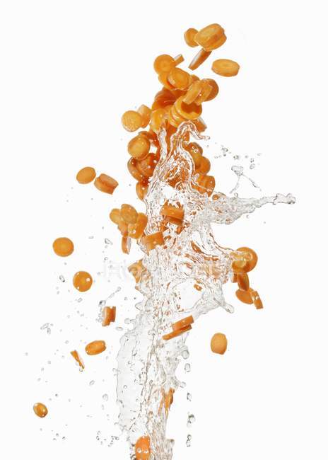 Cenouras fatiadas lavadas em água — Fotografia de Stock