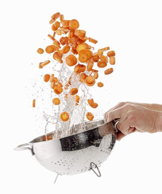 Нарезанная морковь, вымытая в дуршлаге — стоковое фото