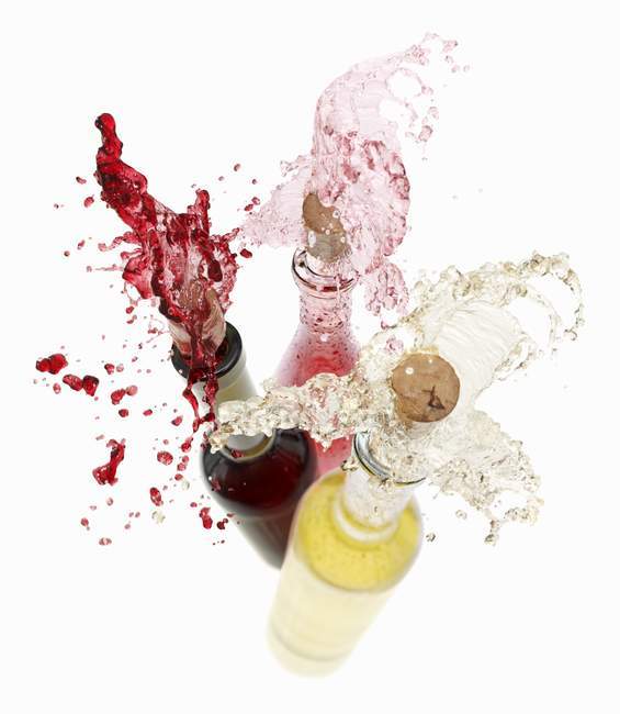 Spruzzatura di vino dalle bottiglie — Foto stock