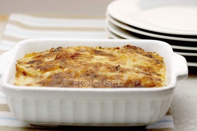 Gratin di patate in piatto di cottura al forno — Foto stock