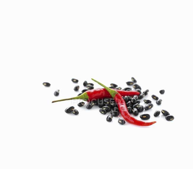 Schwarze Bohnen und rote Chilischoten — Stockfoto