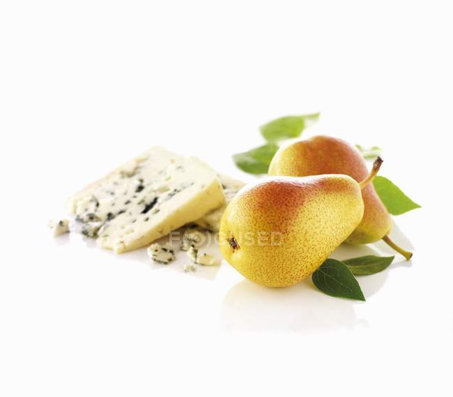 Poires fraîches et fromage Roquefort — Photo de stock