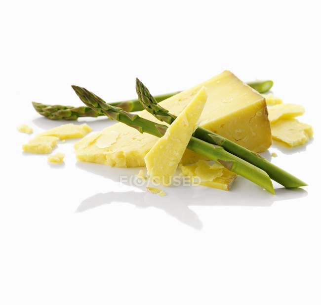 Cheddar e asparagi verdi — Foto stock