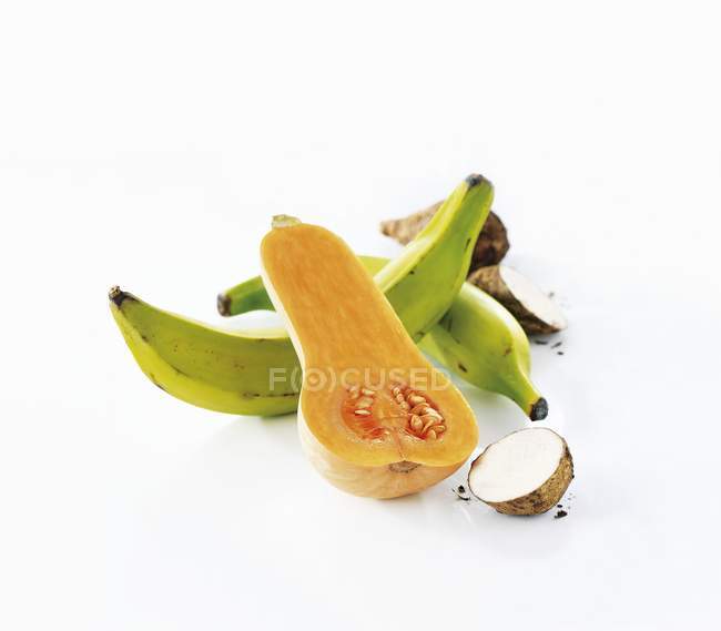 Plátanos y hortalizas frescas - foto de stock