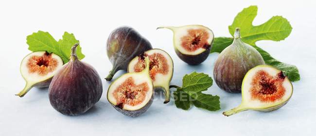Fresh figs with leaves — Stock Photo