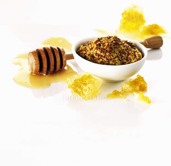 Мед и горчица в миске — стоковое фото