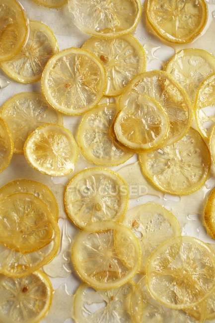 Вид зверху на лимонні скибочки, запечені з цукровим сиропом — стокове фото