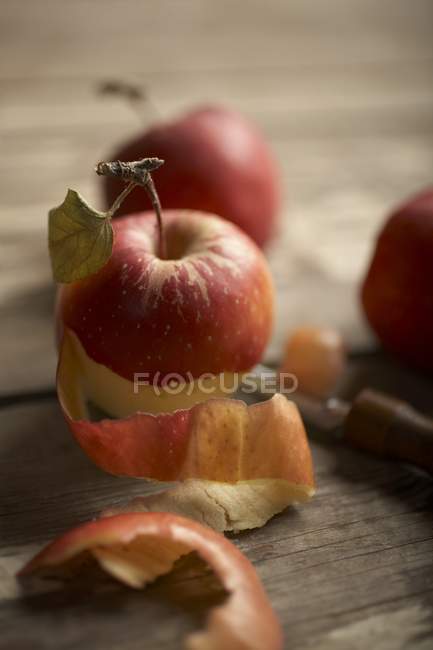 Vermelho fresco parcialmente maçã descascada — Fotografia de Stock