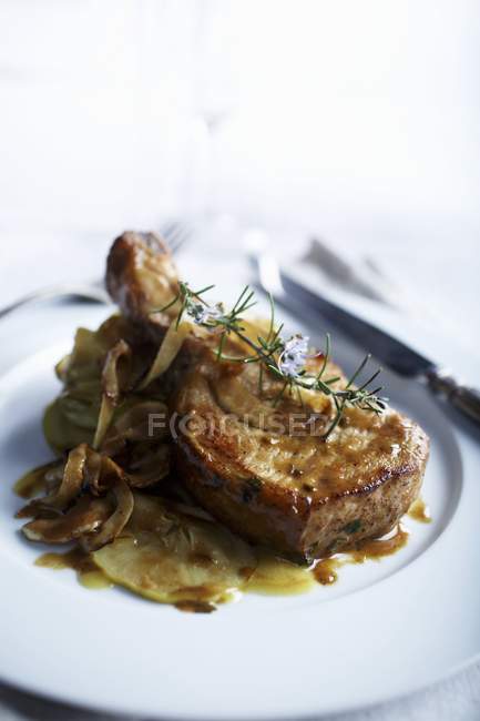 Sauteed pork chop with apples — Stock Photo