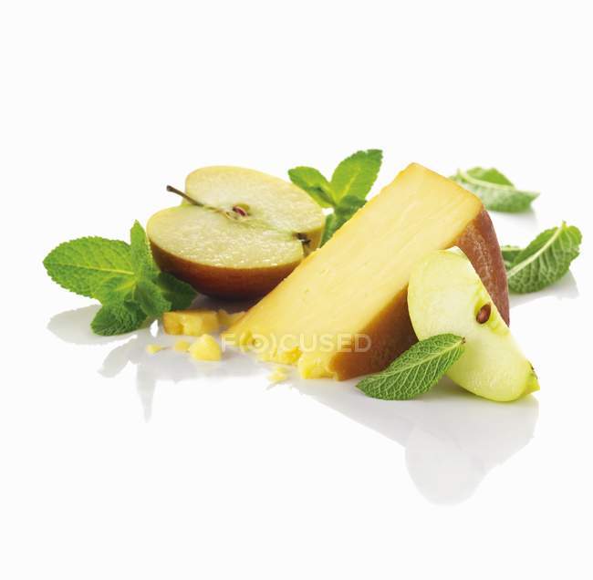 Affettato di formaggio affumicato — Foto stock