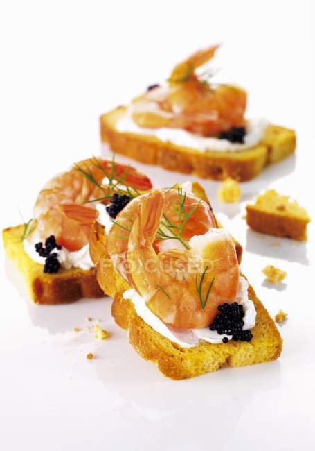 Bruschetta com camarões e caviar — Fotografia de Stock