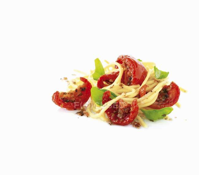Sonnengetrocknete Tomaten und Spaghetti — Stockfoto