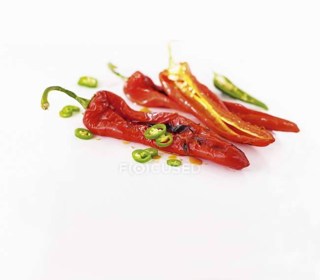 Peperoni rossi grigliati e conservati su fondo bianco — Foto stock