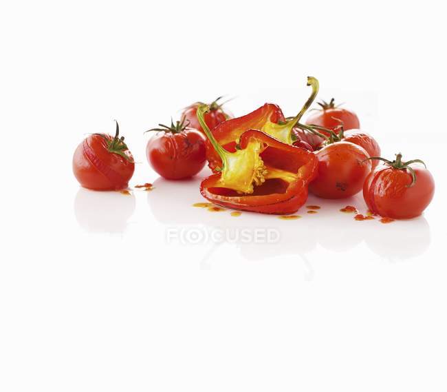 Tomates y pimientos a la parrilla sobre fondo blanco - foto de stock