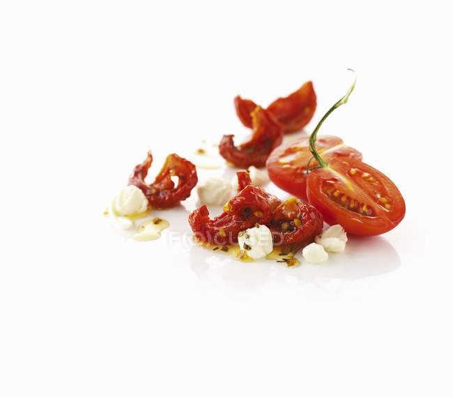 Fresh and sun-dried tomatoes with mozzarella — Stock Photo