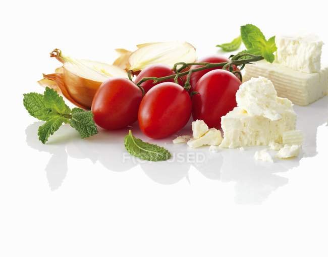 Vine tomatoes, onions and feta cheese — Stock Photo
