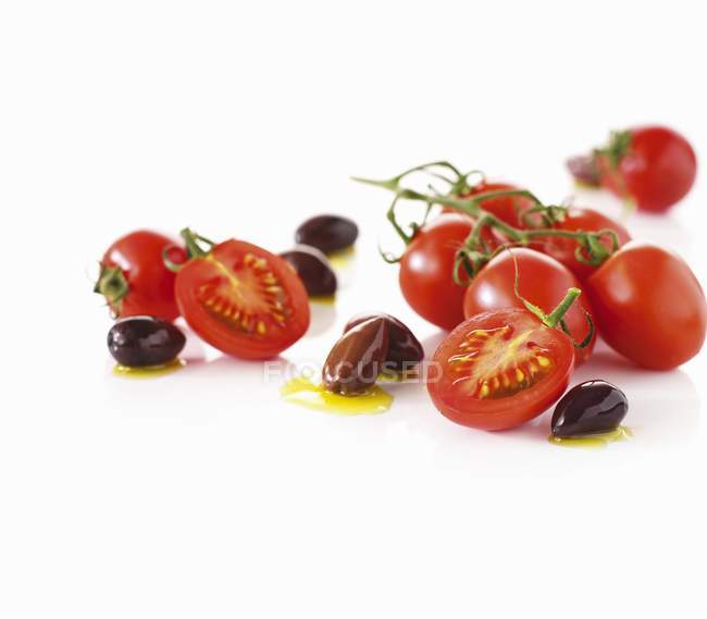 Tomates de vid y aceitunas negras - foto de stock