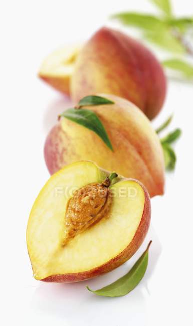 Жовтою м'якоттю персики — стокове фото