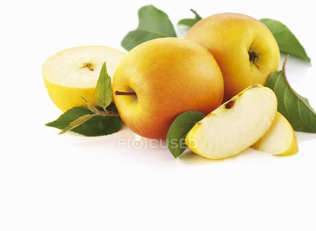 Manzanas amarillas maduras - foto de stock