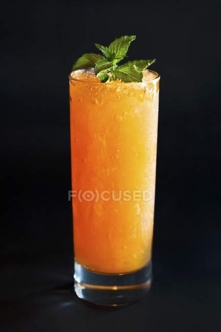 Cóctel de jugo de zanahoria en vaso - foto de stock