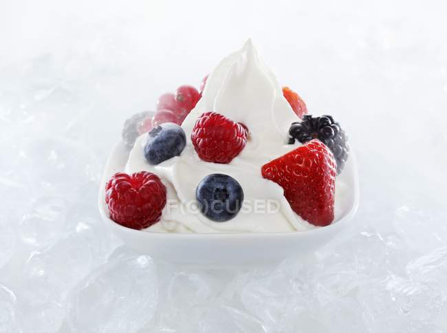 Helado de yogur con bayas - foto de stock