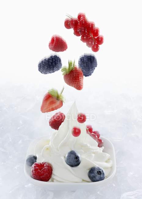Sorvete de iogurte com bagas — Fotografia de Stock