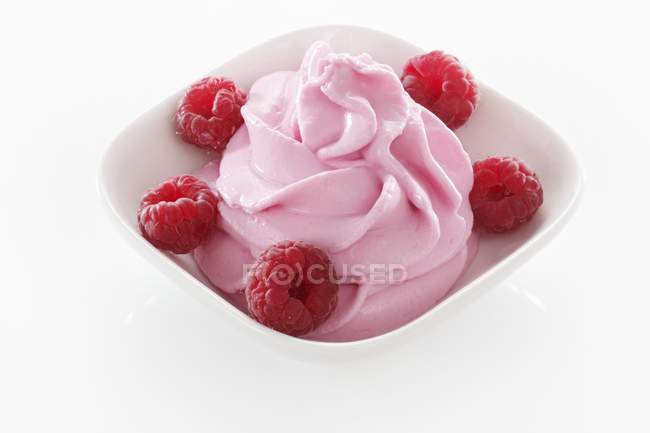 Closeup view of raspberry quark in white bowl — Stock Photo