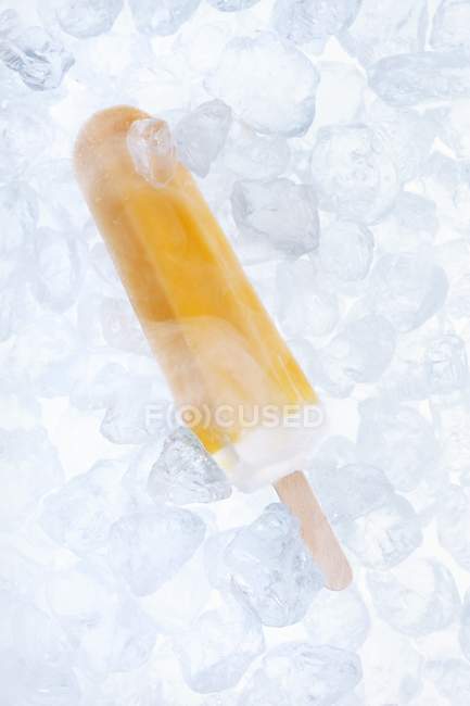 Helado sabroso en hielo - foto de stock