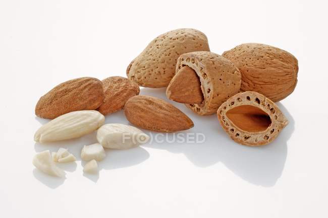 Shelled and unshelled almonds — Stock Photo