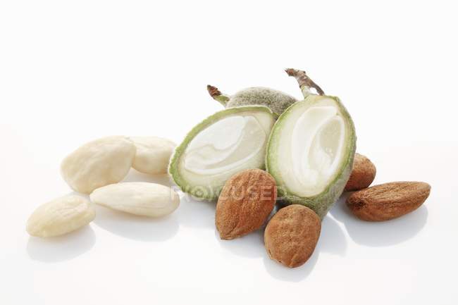 Raw almonds and almond hulls — Stock Photo