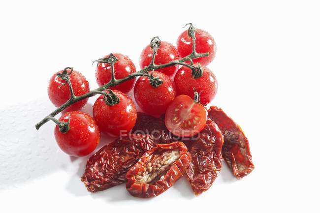 Tomates frescos y secos - foto de stock