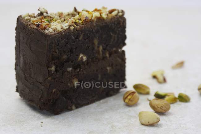 Pastel de chocolate y brownie con nueces - foto de stock