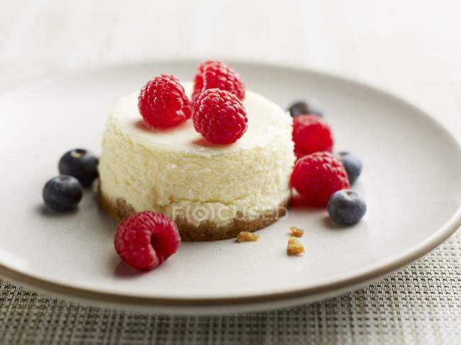 Mini gâteau au fromage aux framboises — Photo de stock