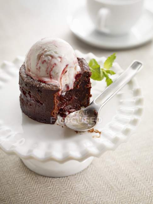 Торт з малиновим морозивом — стокове фото